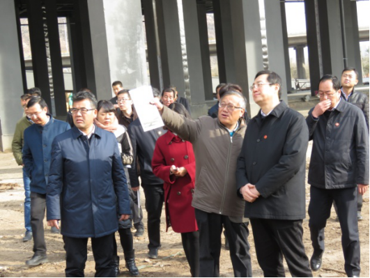 省委常委、西寧市委書記王曉在青海省物產集團總公司黨委書記、總經理王玉輝陪同下，深入青海物產朝陽物流園區。